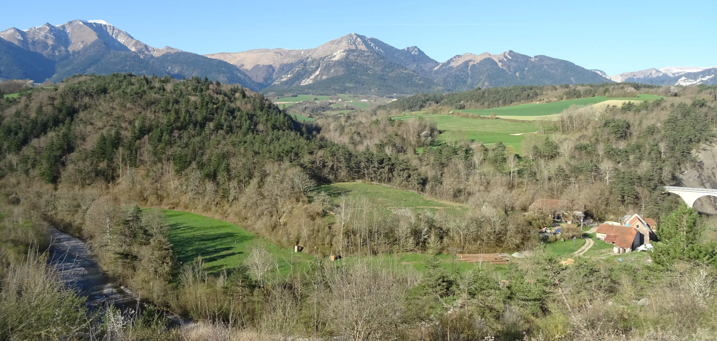 Grande salle collective au Moulin de Recours